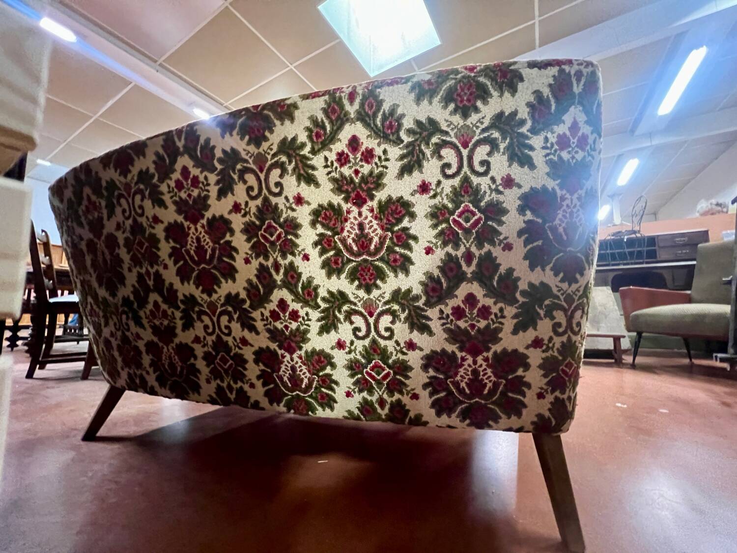 Fauteuils et canapé vintage pieds compas 1950 ancien motif floral