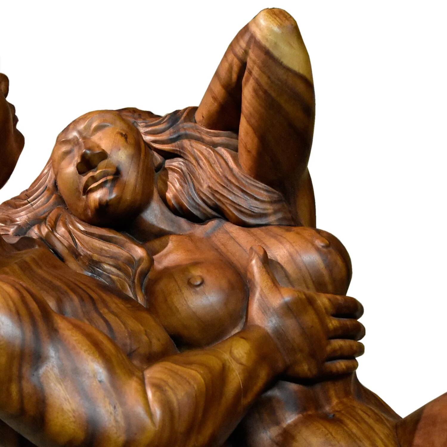 Table basse en bois exotique de monkey pod sculptée à la main représentant un couple enlacé.