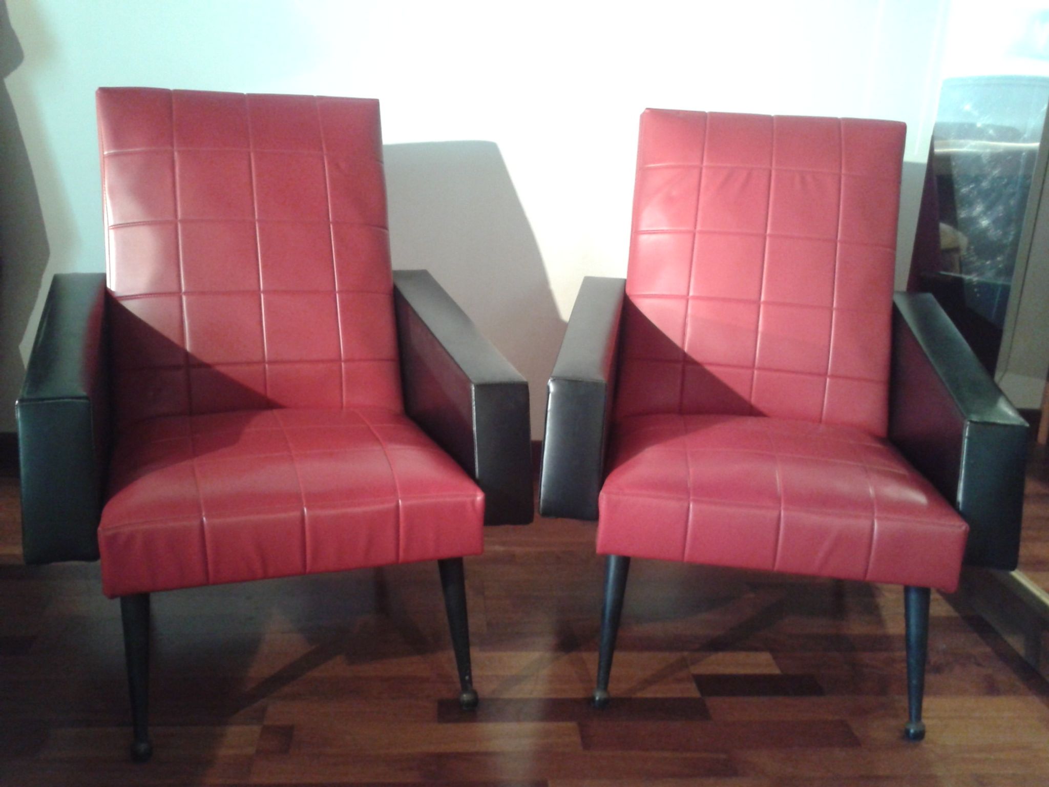 Paire de fauteuils vintage en skaï rouge et noir