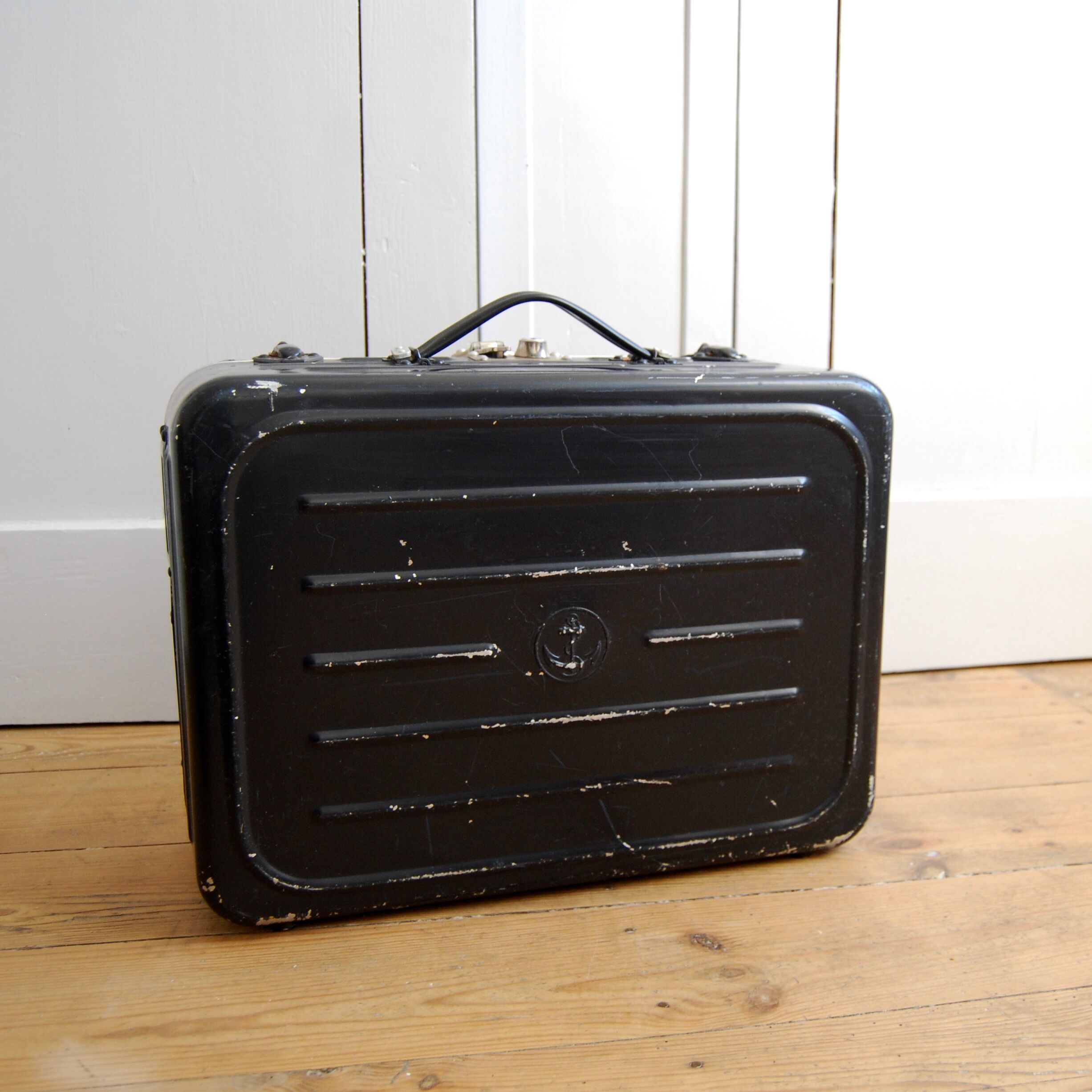 Old Navy black metal suitcase | Selency