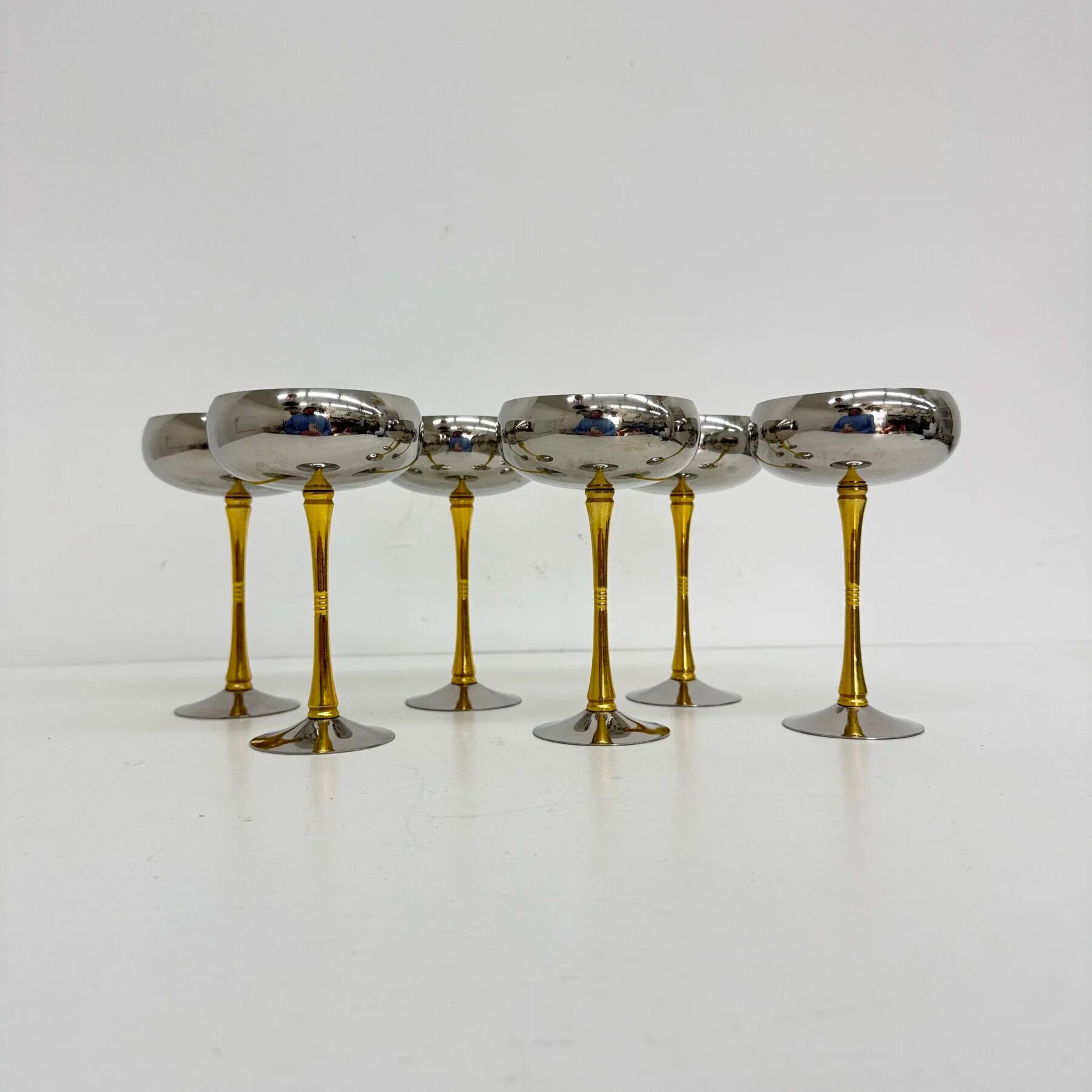 Ensemble de 6 coupes à champagne en acier inoxydable et laiton italien des années 1970.