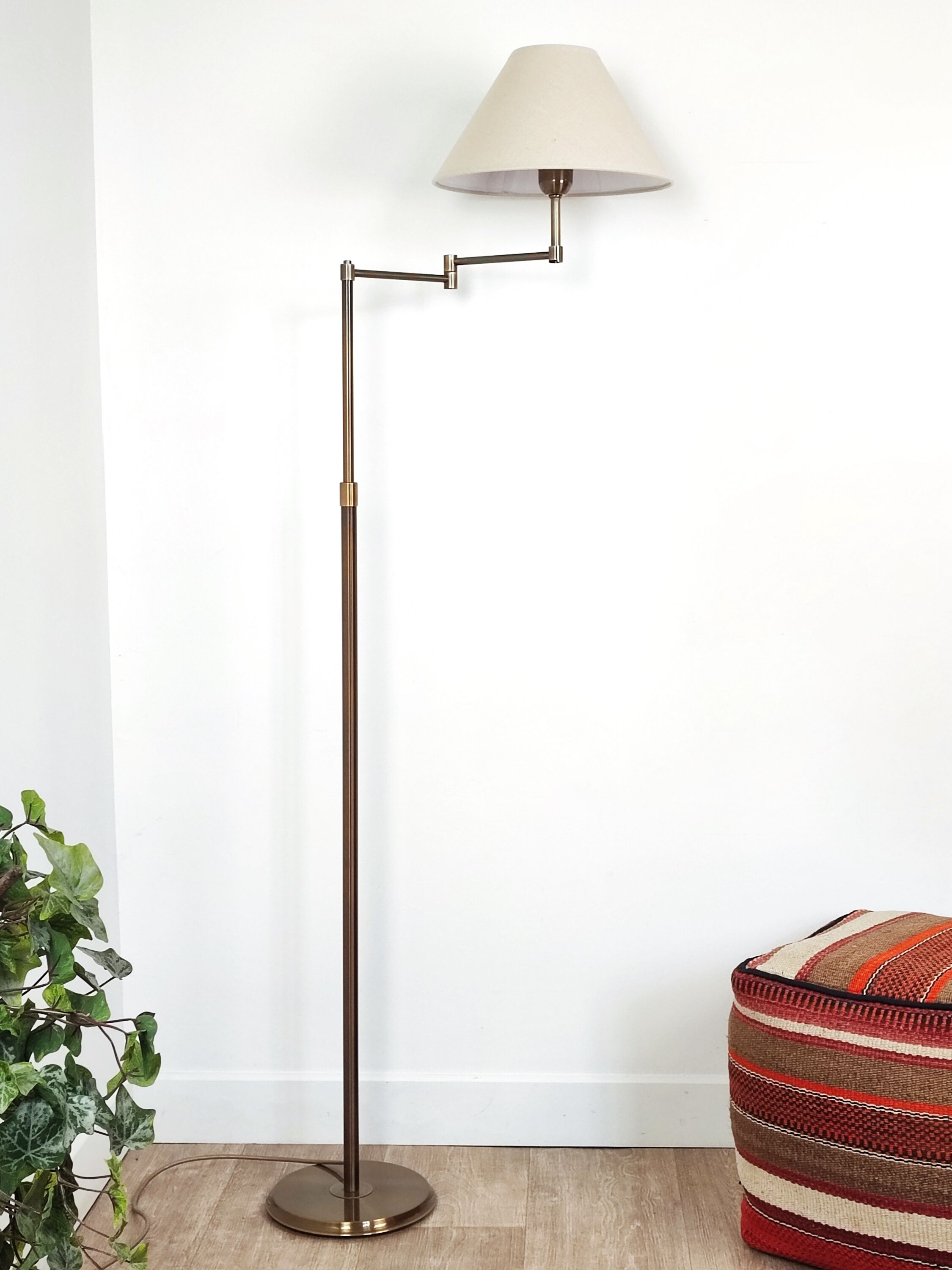 Floor lamp reading 80'