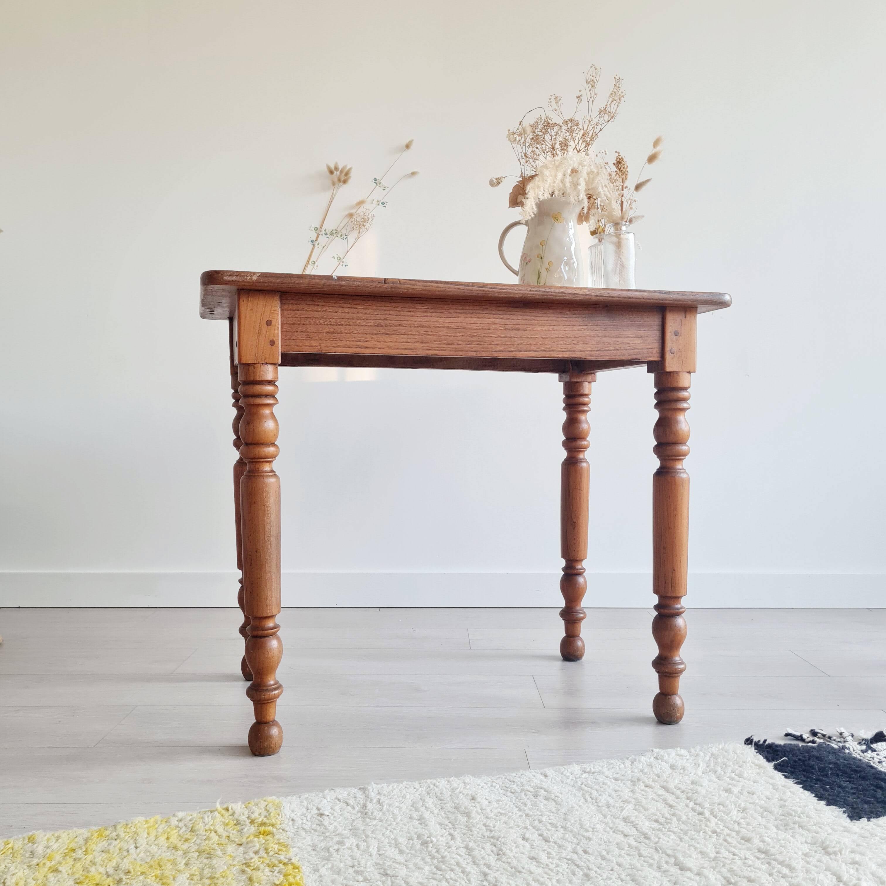 Table ancienne - bureau en bois massif pieds tournés