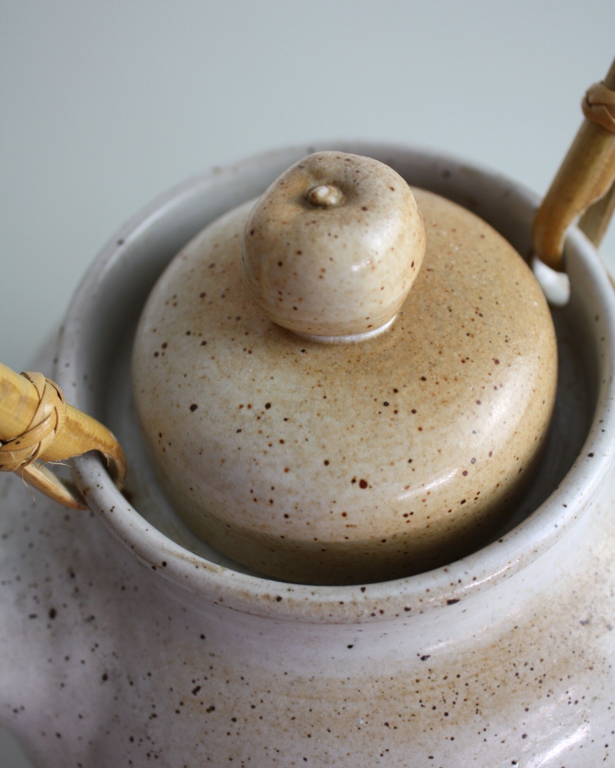 Round teapot with rattan handle Grès du Marais