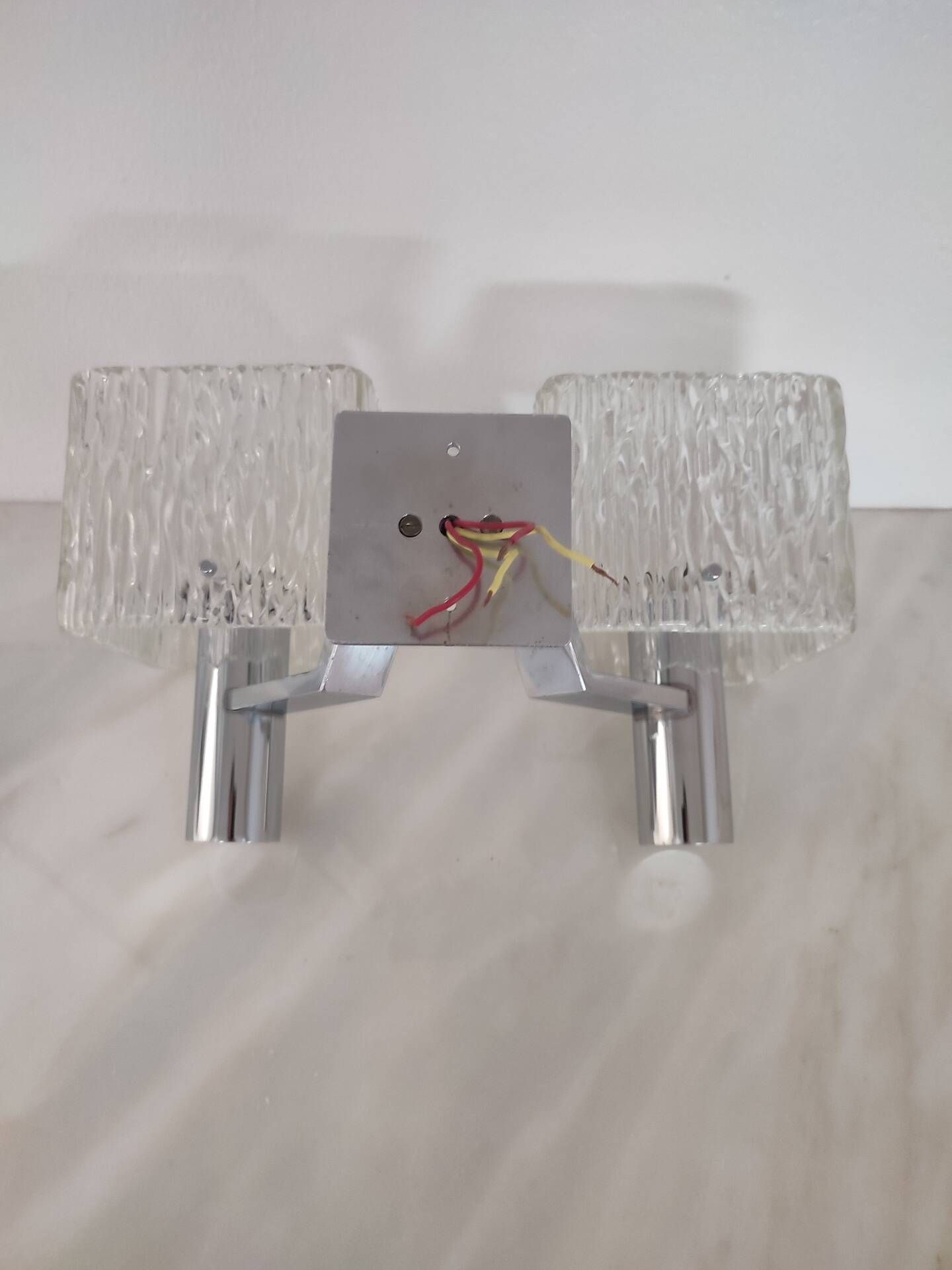 Vintage wall light in textured moulded glass and chrome metal.