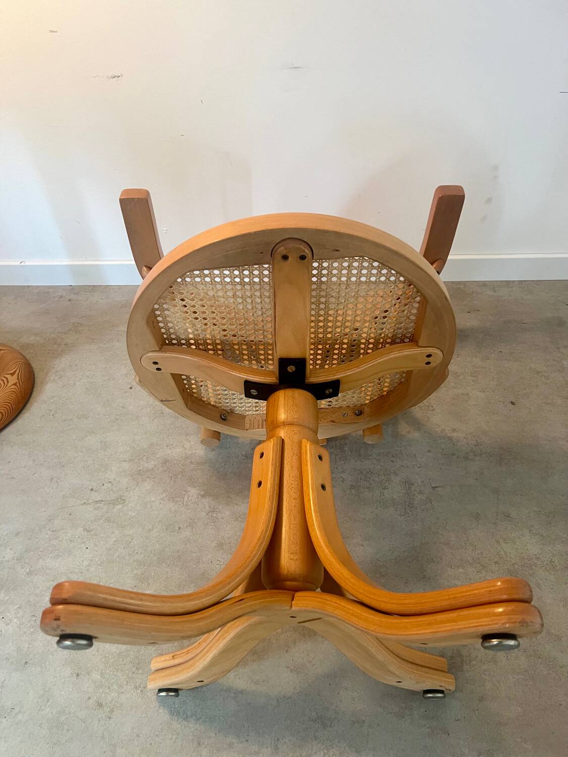Old “American” office armchair in blond oak wood, curved cannage design, 60s vintage