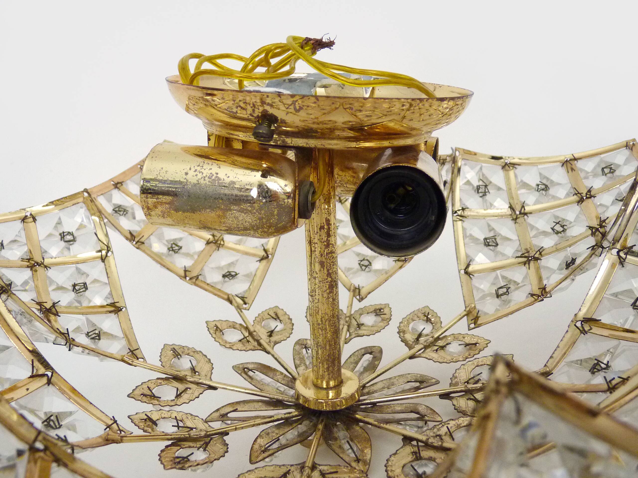 Ancien plafonnier en forme d'étoile à 4 feux en laiton, pampilles en verre. Années 80