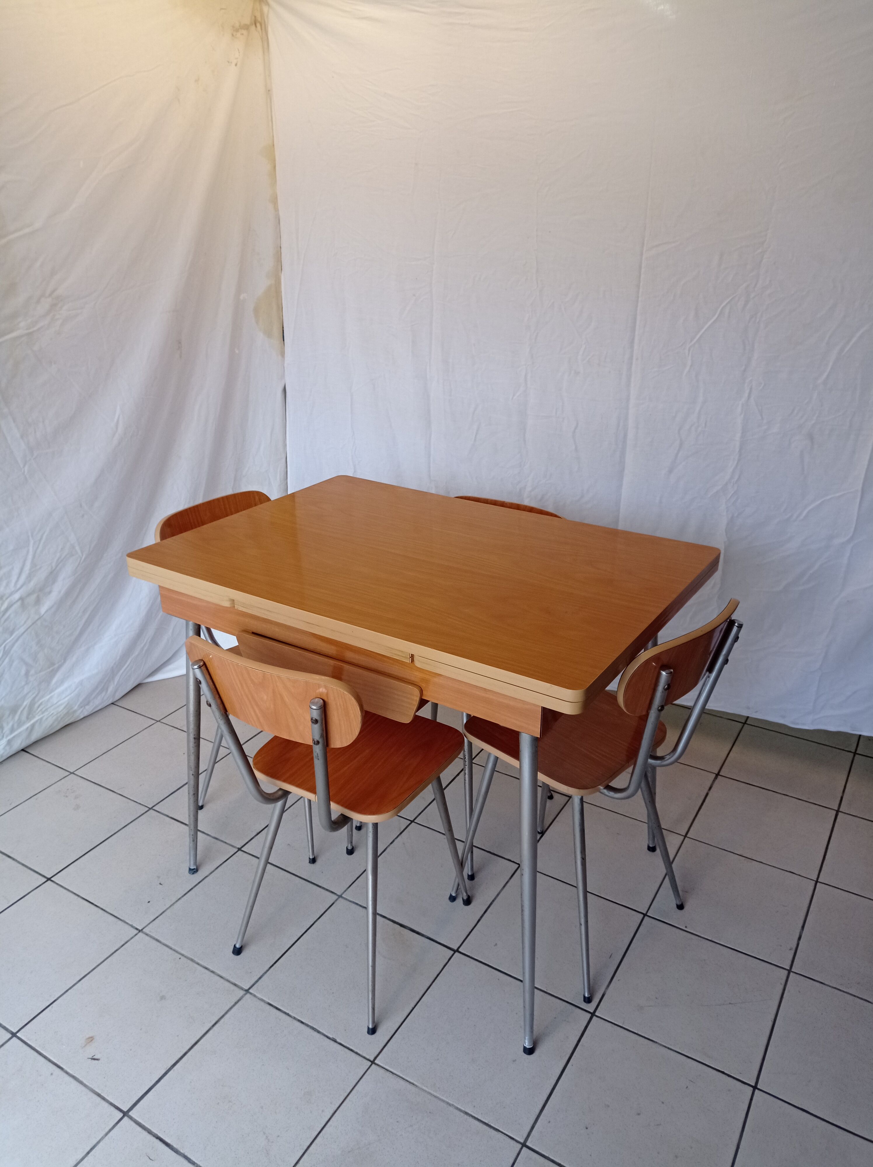 formica table with extension + 6 chairs