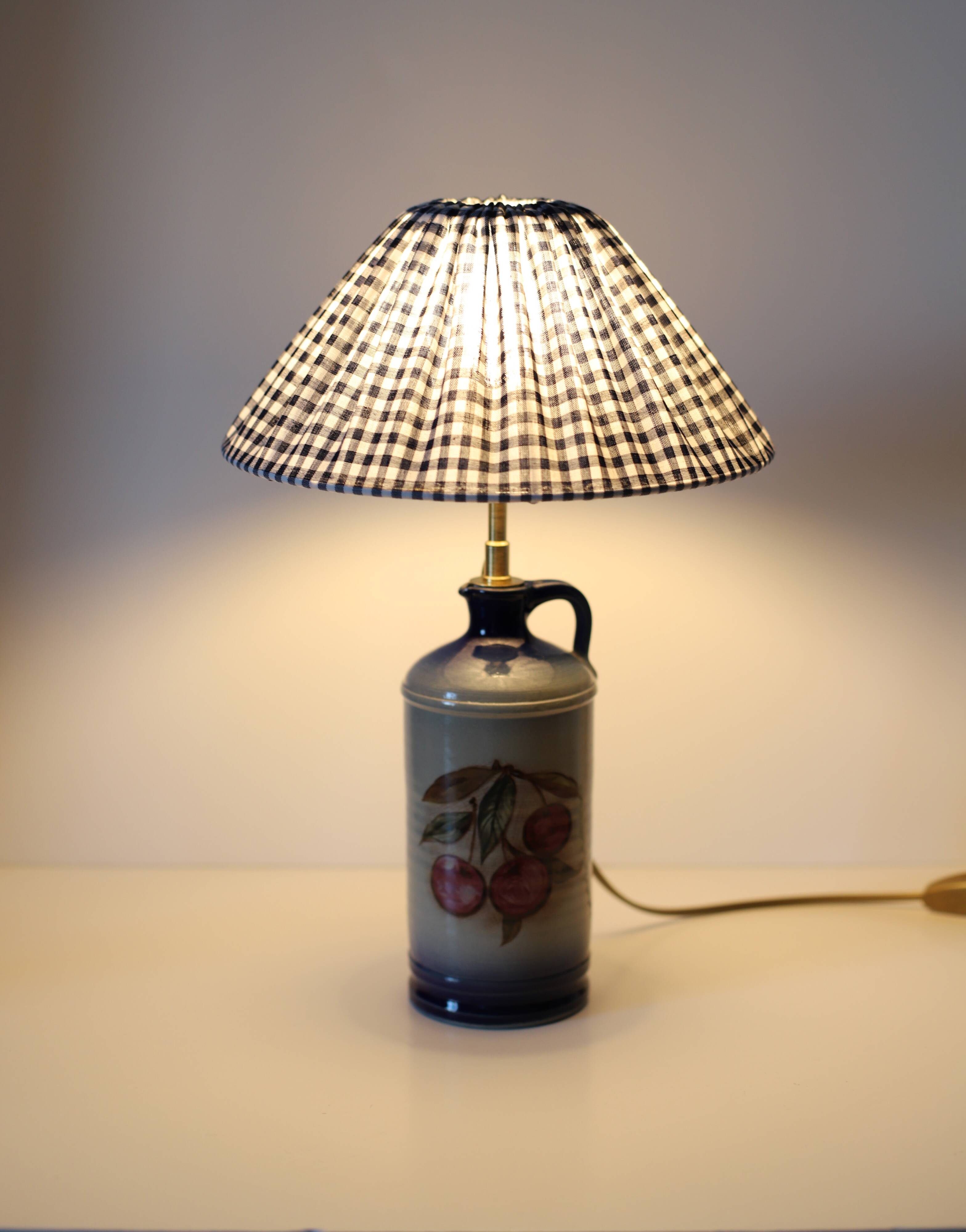 Table lamp with a base in Alsatian stoneware and a pleated gingham lampshade