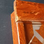 Deux plateaux en bois et verre