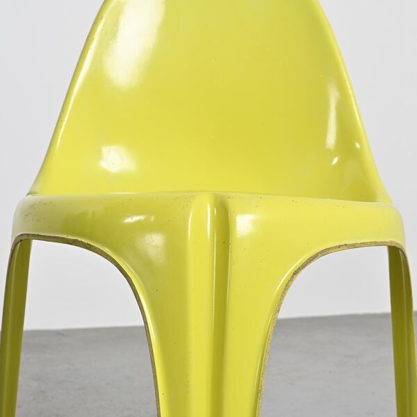 Paire de chaises tripodes en fibre de verre jaune par Walter Frey, vers 1968