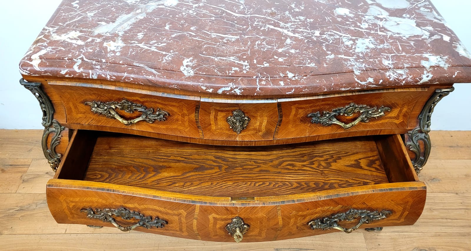 Commode galbée louis XV