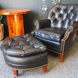 Chesterfield style fauteuil en cuir - tabouret par Hancock - Moore