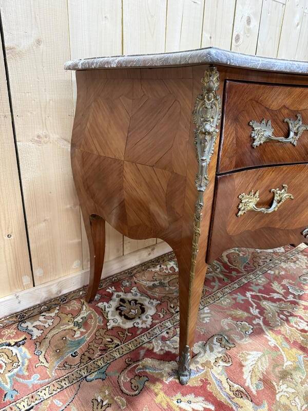 Commode sauteuse de style Louis XV en marqueterie