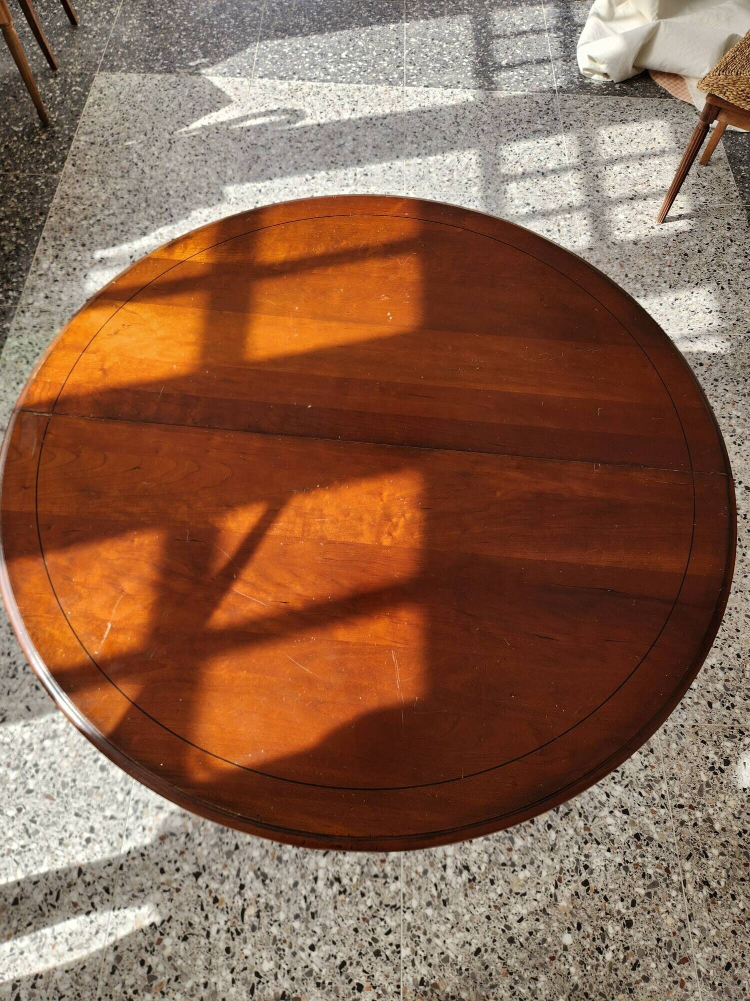 Round table with central leg 110cm extendable to 210cm
