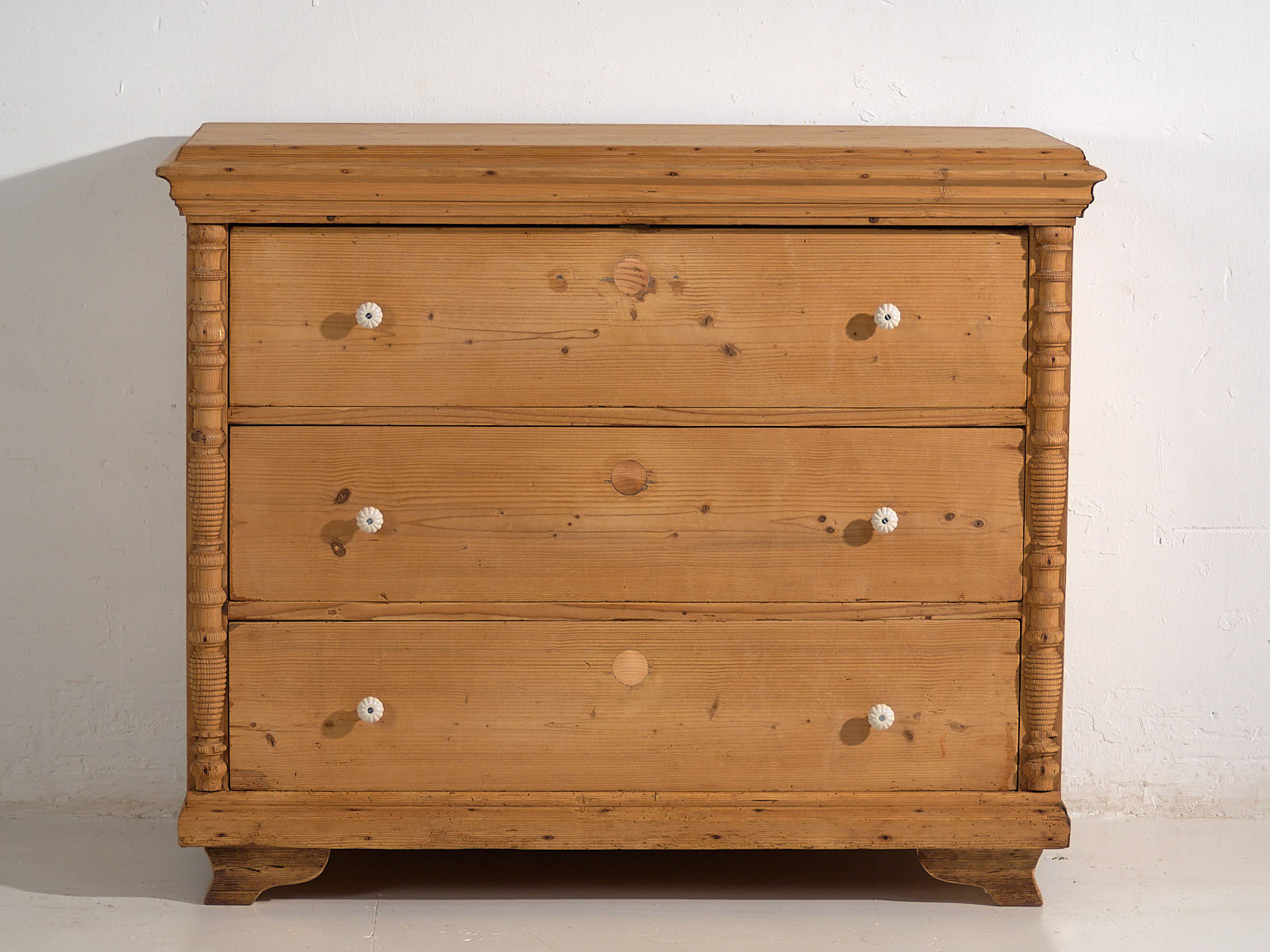 Antique bedroom chest of drawers (circa 1920)