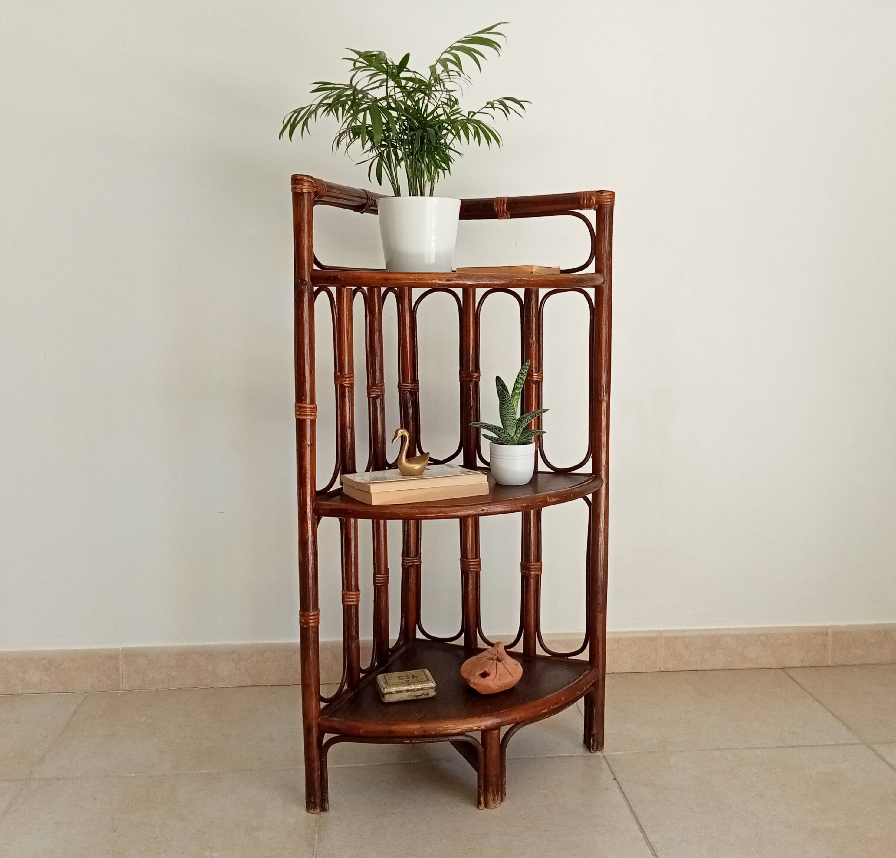 Étagère d' angle vintage bambou et rotin années 70
