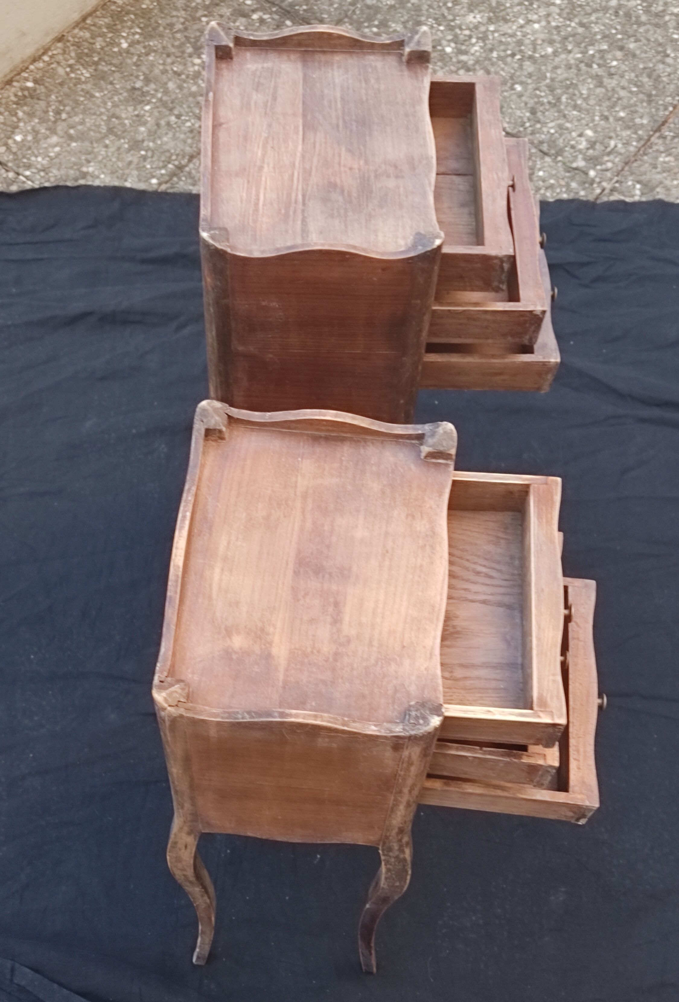 Tables de chevet en bois de noyer style Louis XV