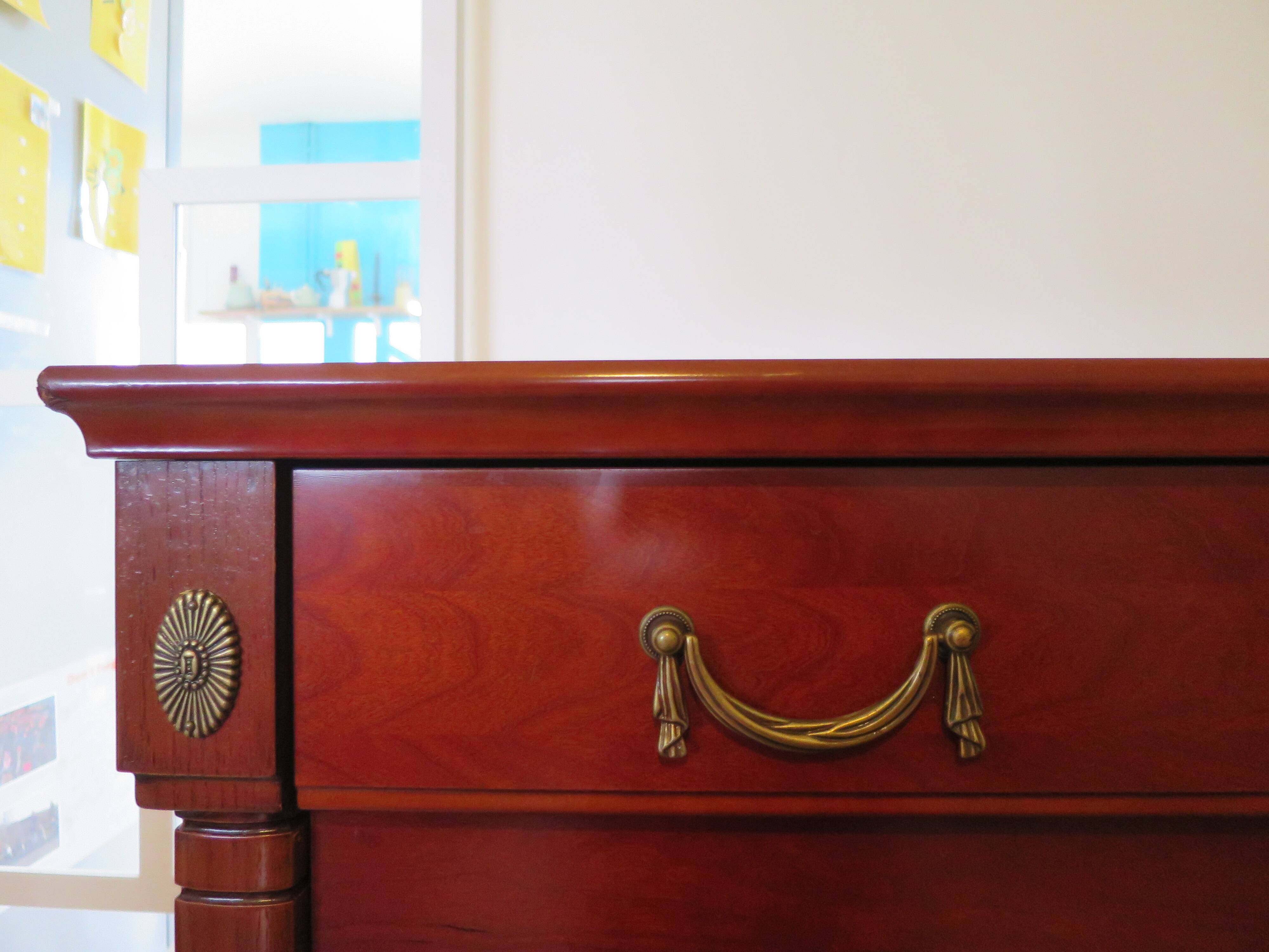 Commode 4 tiroirs – Teinte merisier – Imitation Style Empire – Années 80