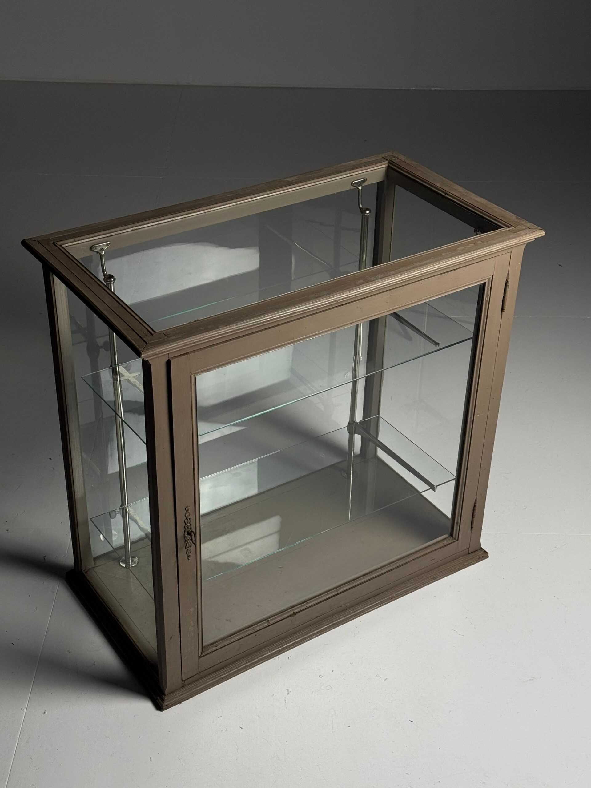 Vitrine française du début du 20e siècle grise