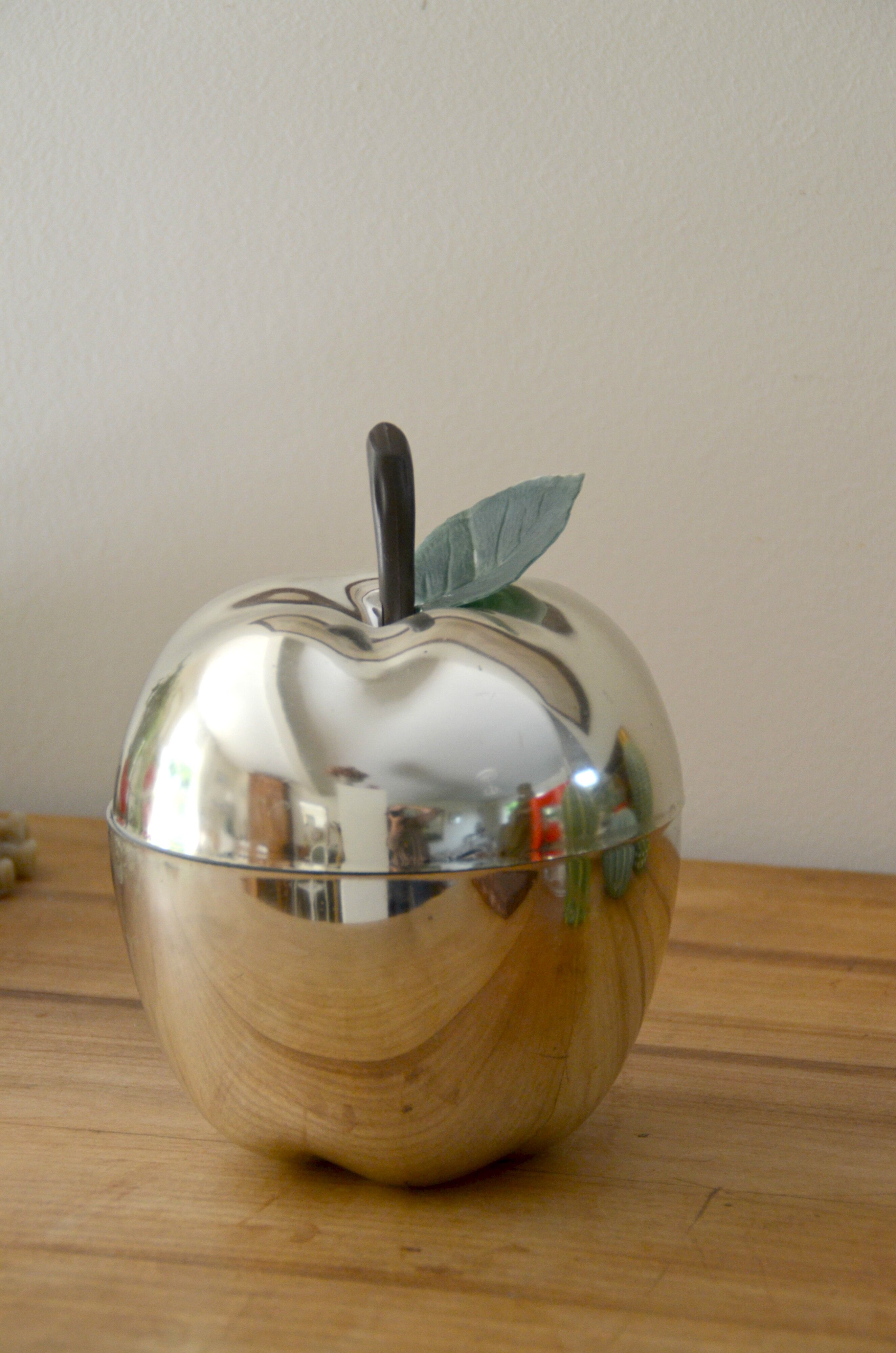 Apple ice bucket
