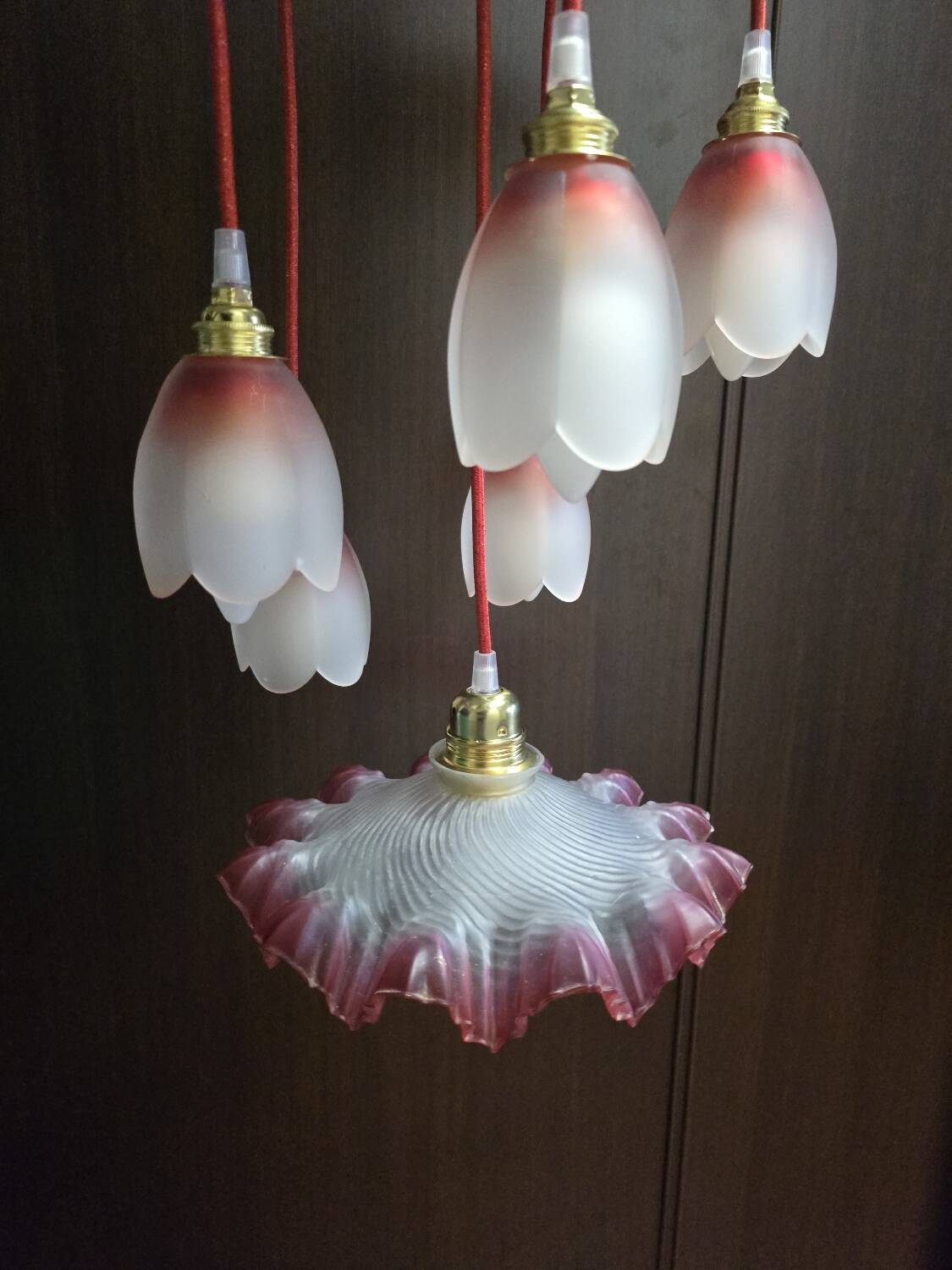 Suspension with tulips and a red scalloped lampshade.