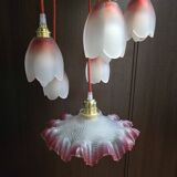 Suspension with tulips and a red scalloped lampshade.