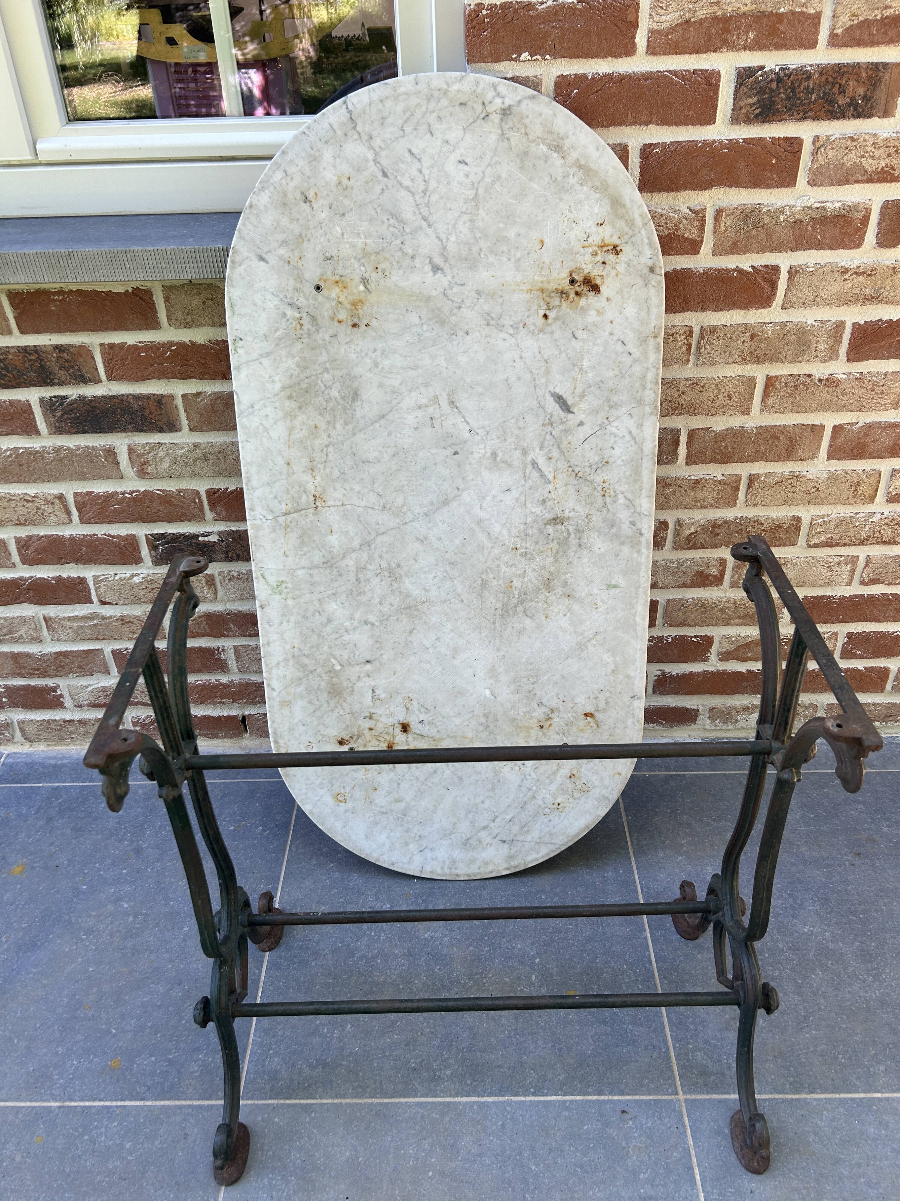 Bistro table in cast iron and marble from the art nouveau period.