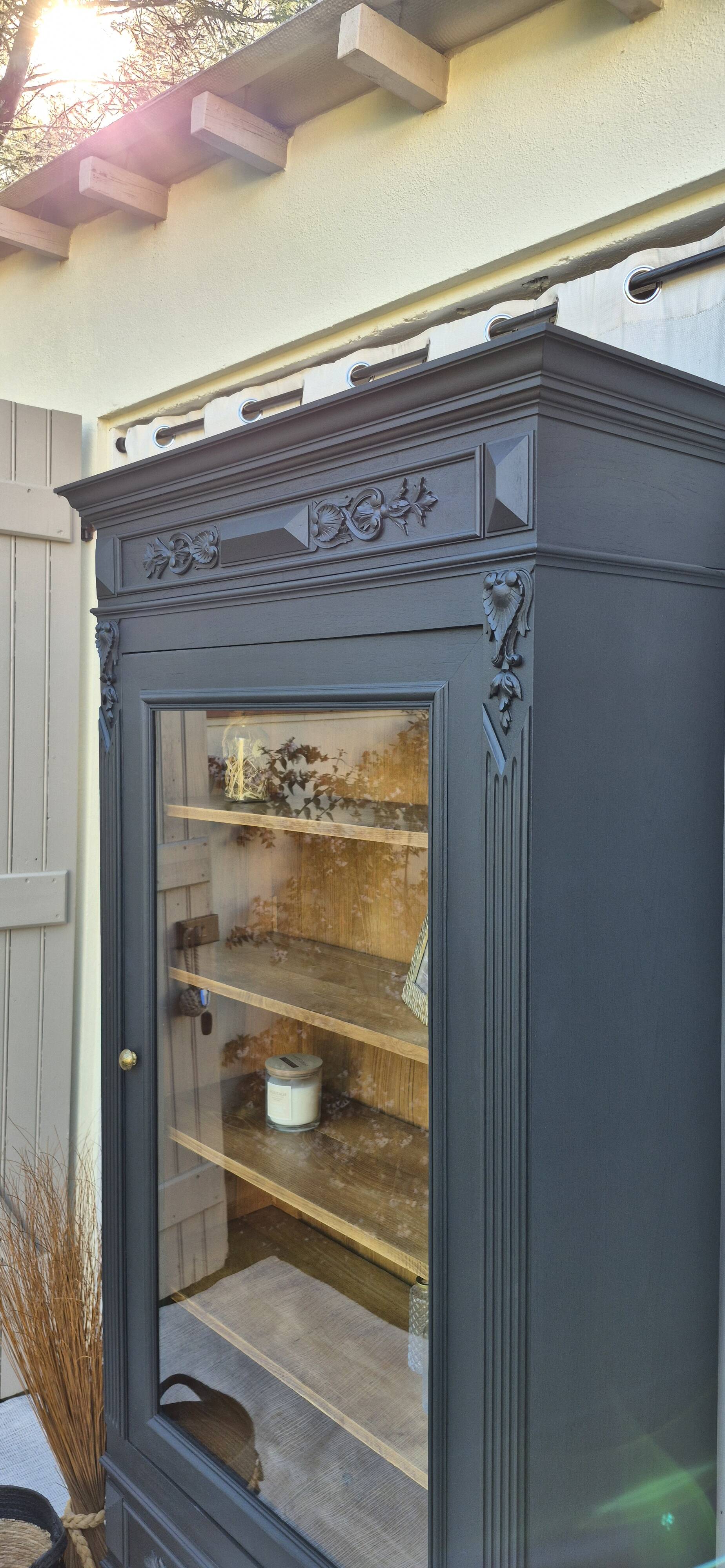 Glass-fronted dresser