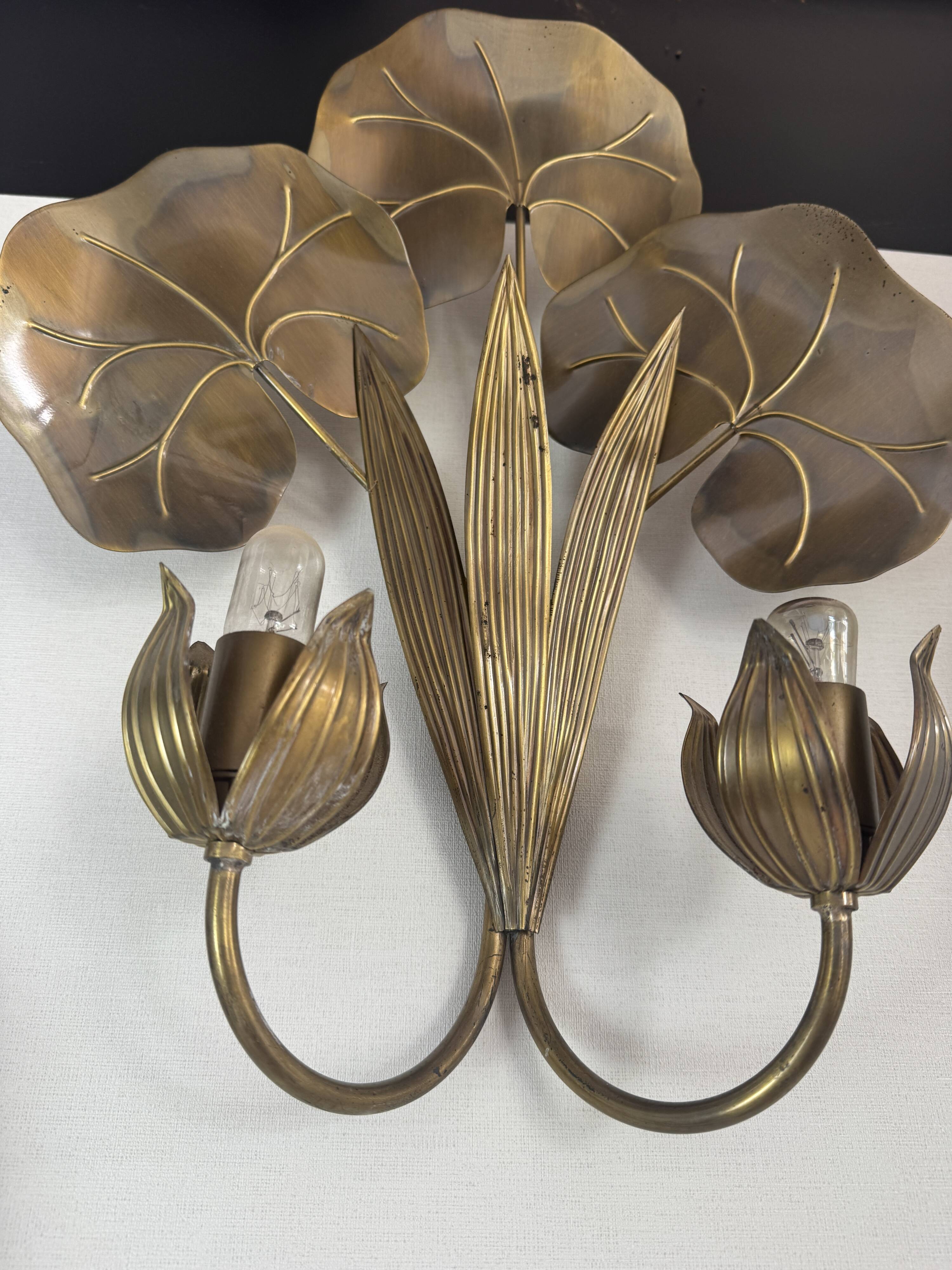 Golden brass wall lamp water lily 2 lights Hollywood Regency — 1970s