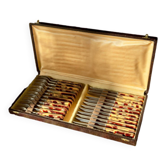 The patterned dessert cutlery box.