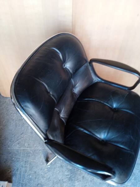 Fauteuil Charles Pollock cuir noir époque 1970