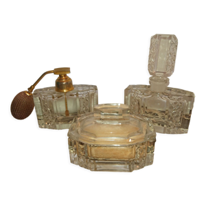 2 flacons et 1 poudrier en cristal