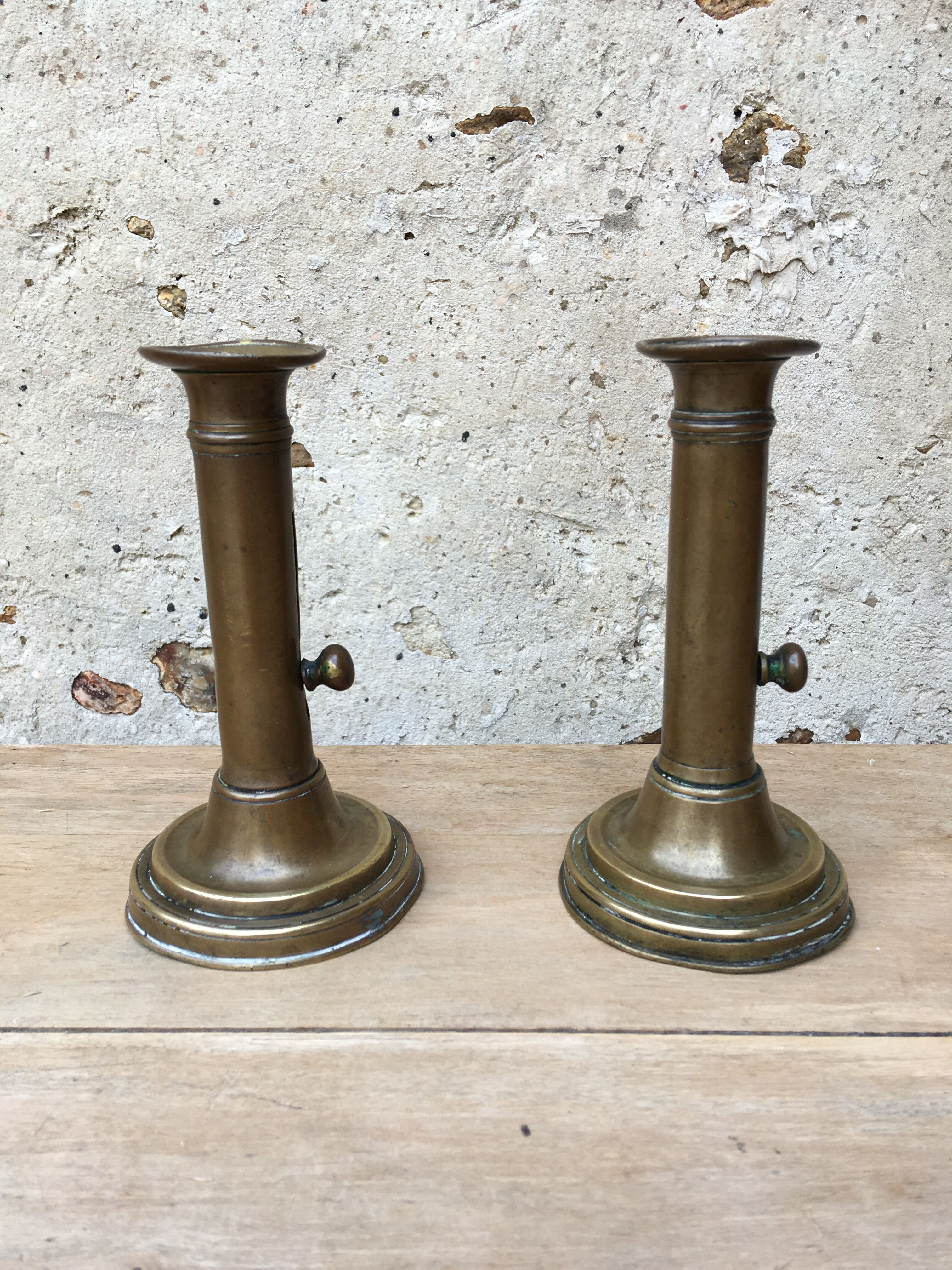 Paire de bougeoirs en laiton