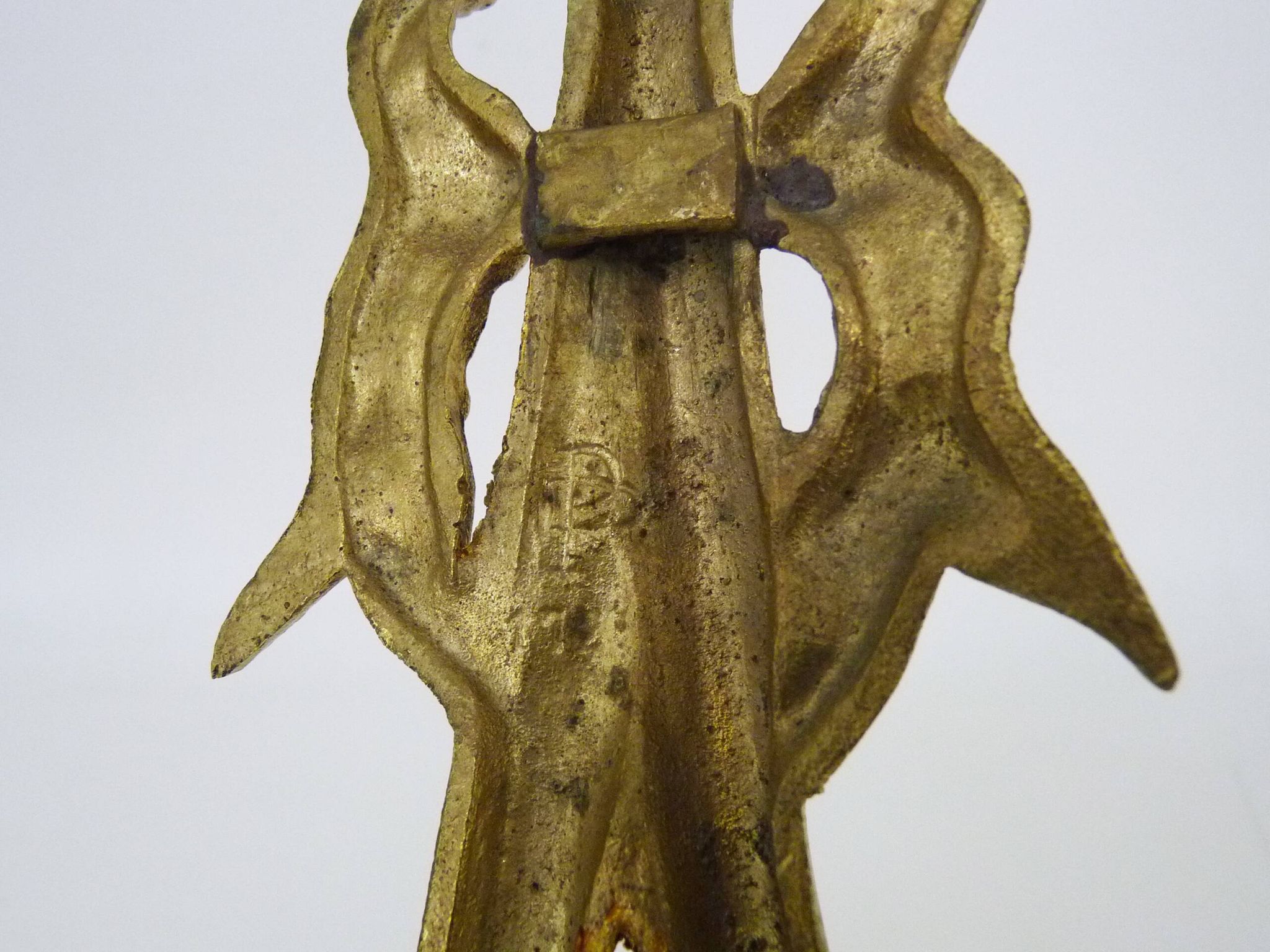 Pair of bronze wall sconces decorated with 2-armed knots with purple tulips Signed DP. 1940s