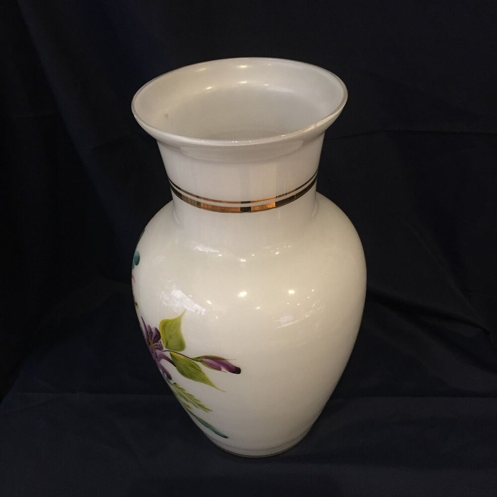 Vase in white opaline floral decoration