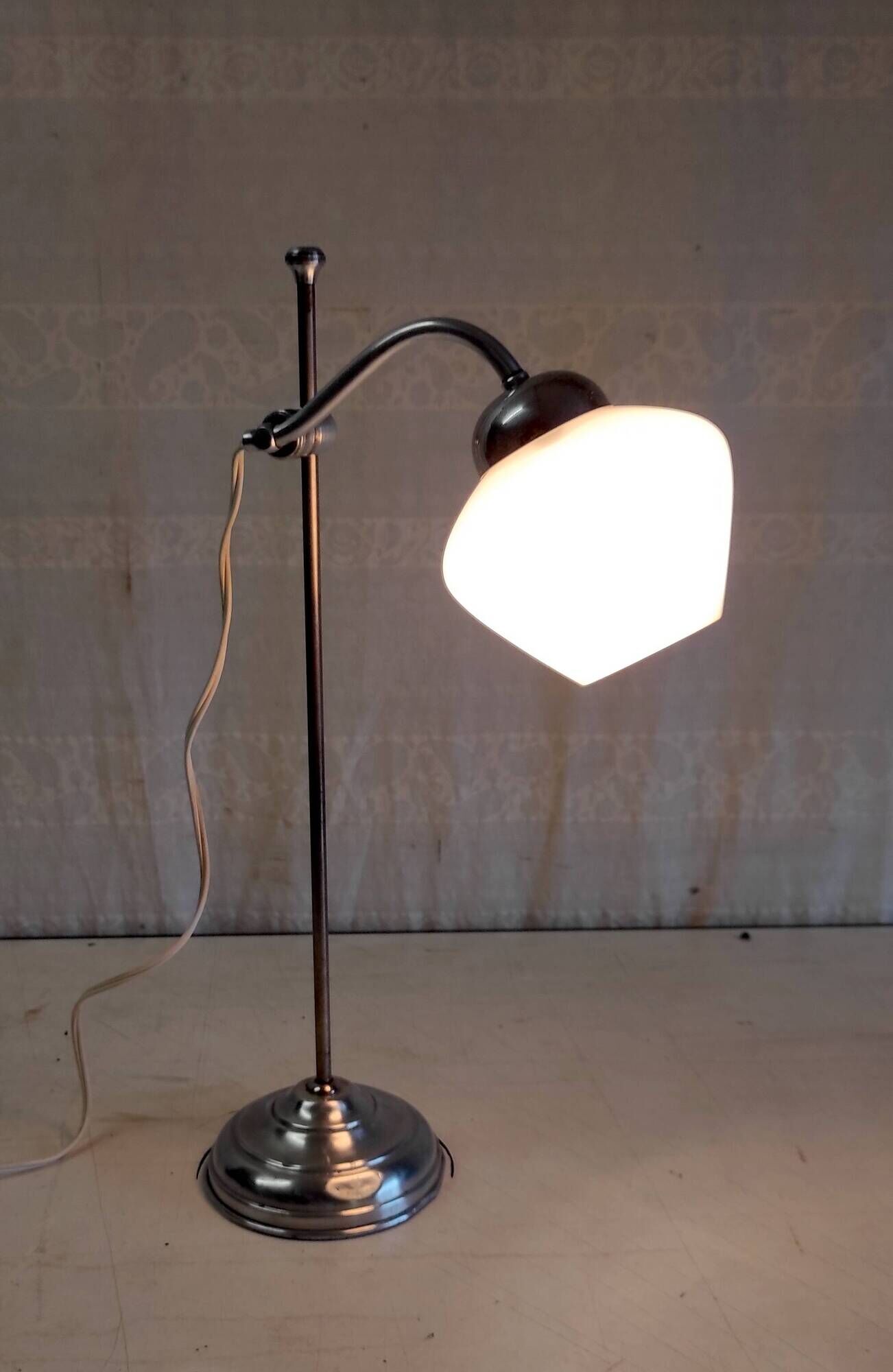 Articulated table lamp in chrome brass and opaline - mid 20th century.