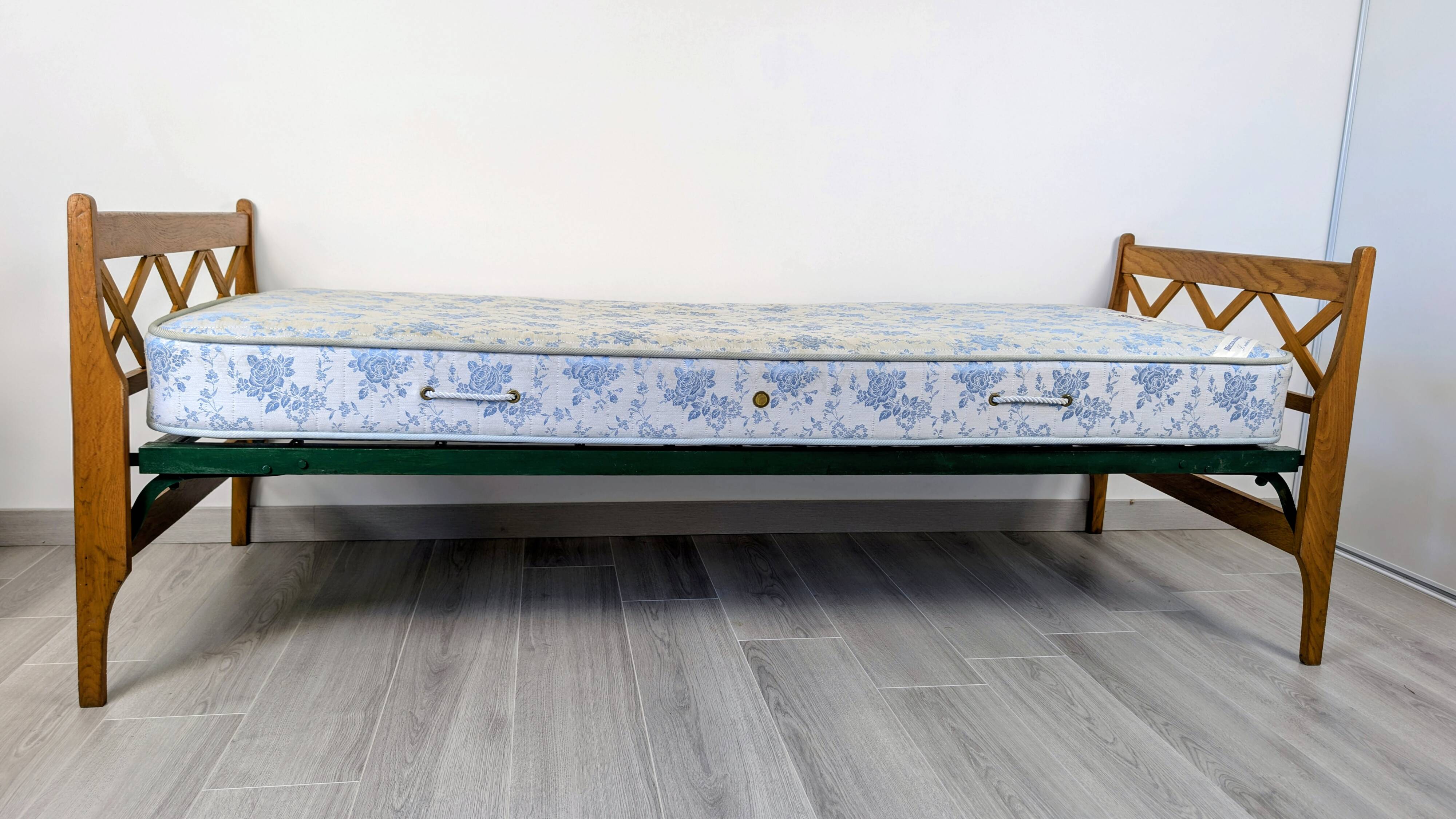 Vintage folding bed – wood and metal – 206 cm – rustic charm and practicality