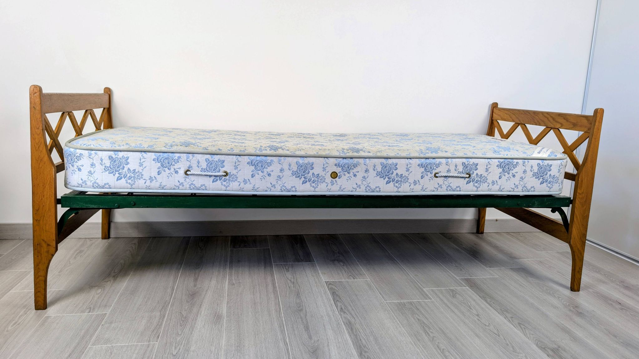 Vintage folding bed – wood and metal – 206 cm – rustic charm and practicality