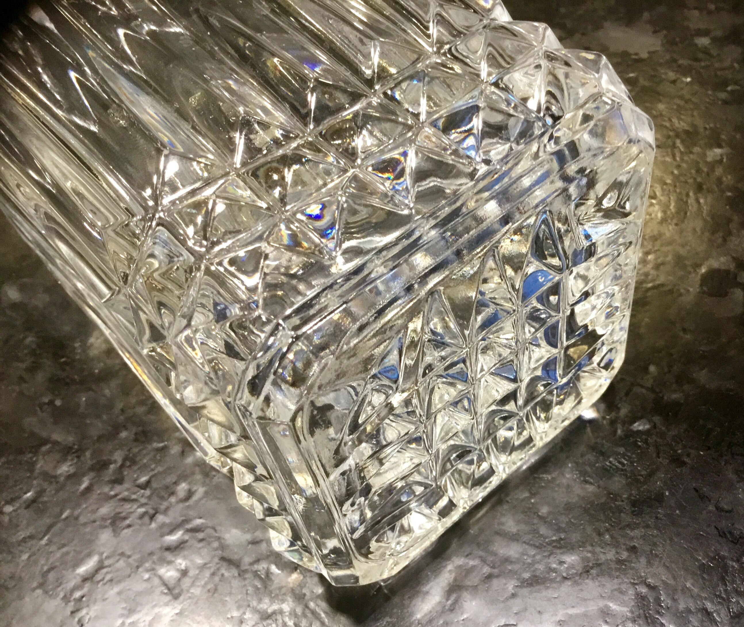 Chiseled crystal carafe with cork