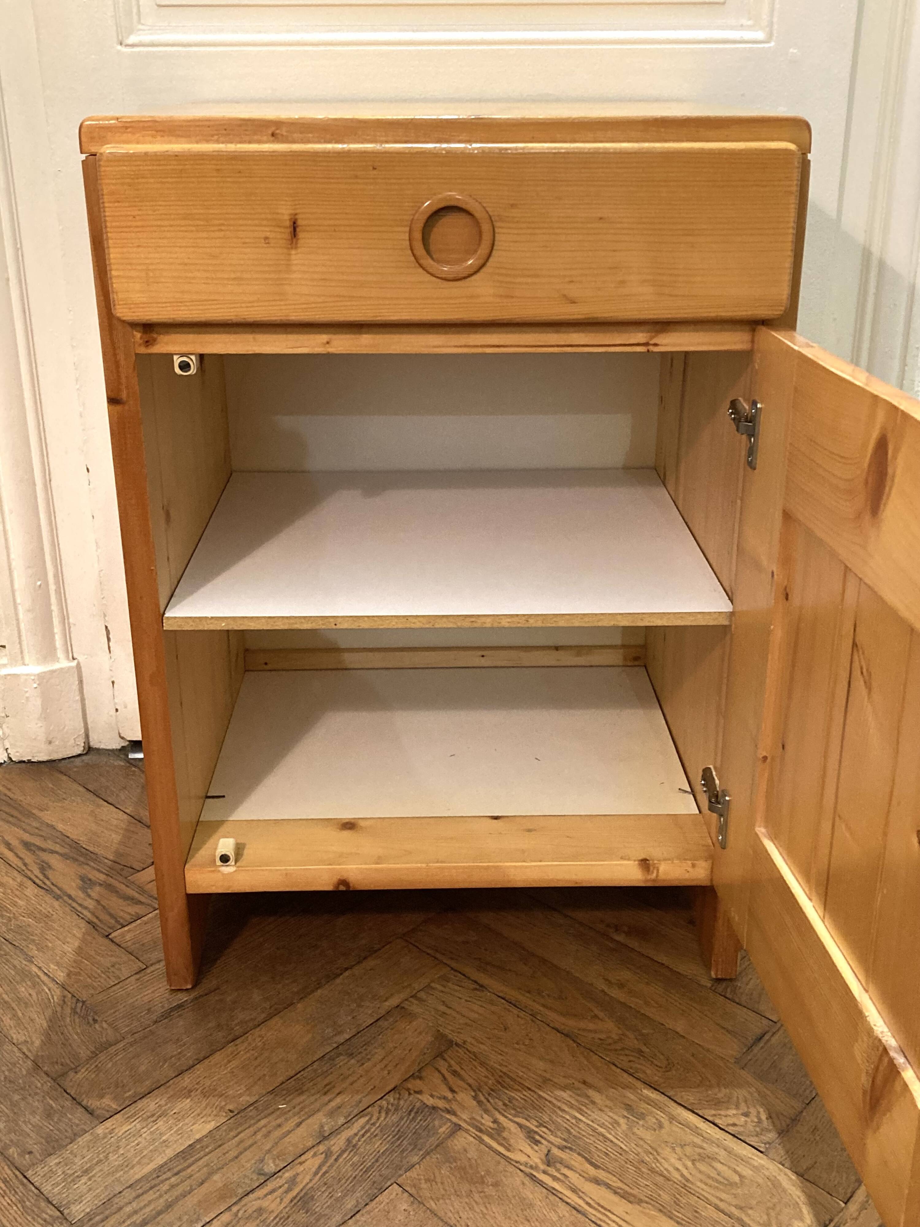 Bedside table / small chest of drawers in pine by Charlotte Perriand, Les Arcs