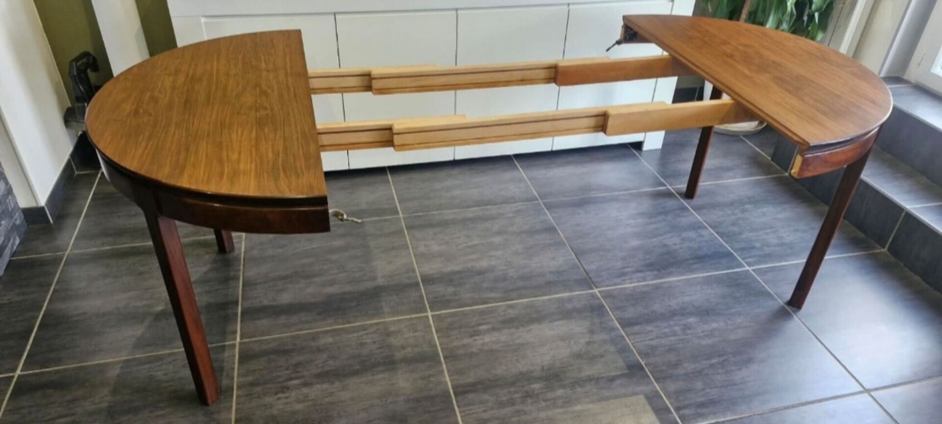 Extendable Scandinavian table in teak, 1970s.