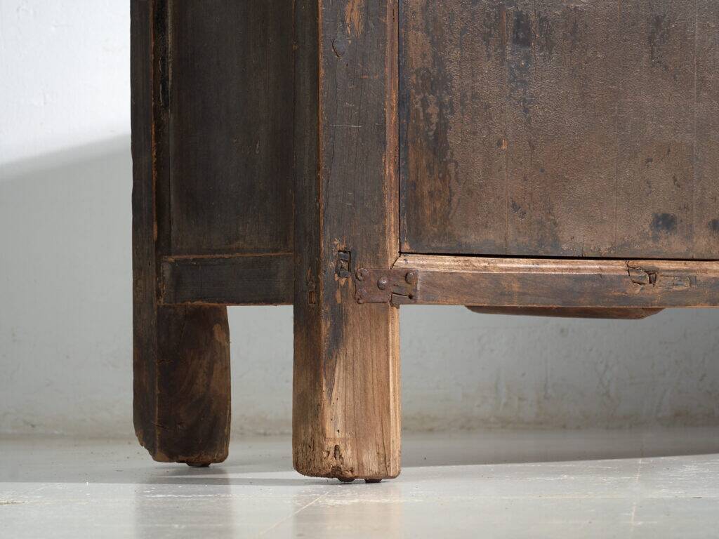 Buffet chinois ancien en bois massif avec patine d’origine – Chine, vers 1930