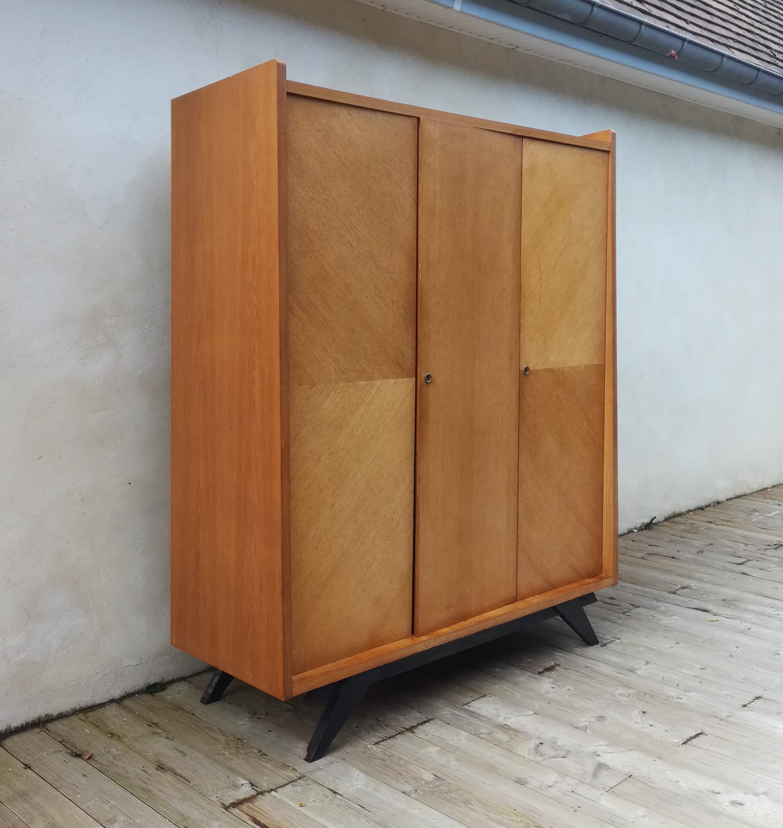 Compass foot cabinet