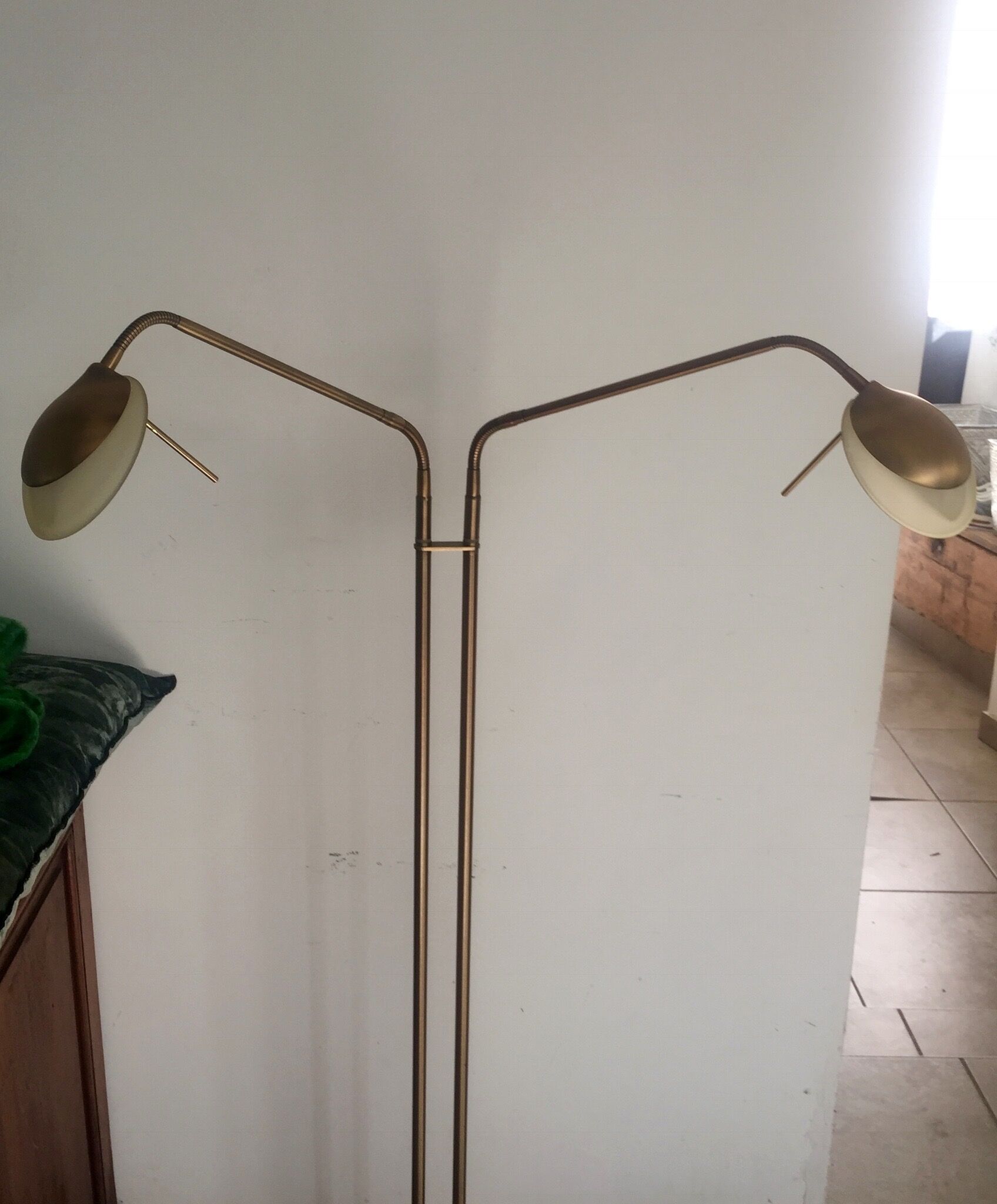 Vintage reader lamppost with 2 flexible arms