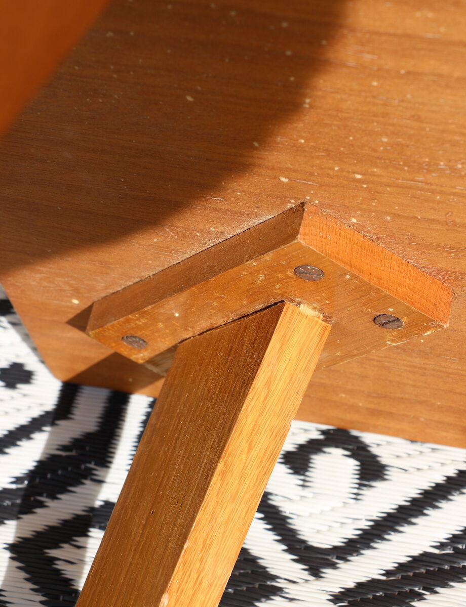 Table d'appoint de style scandinave à pieds en fuseaux