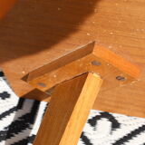 Table d'appoint de style scandinave à pieds en fuseaux