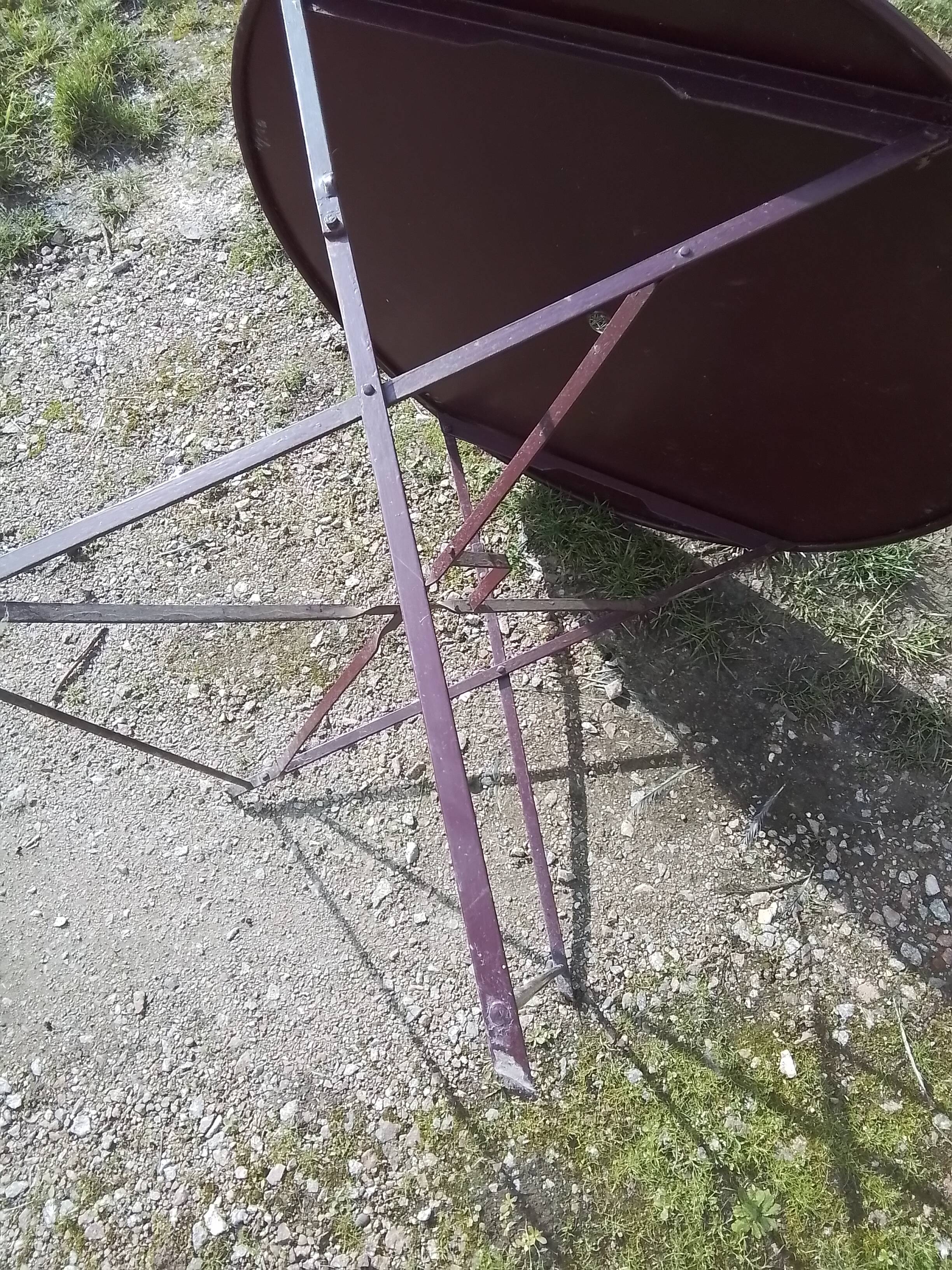 Outdoor table in garnet-colored metal