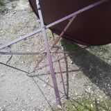 Outdoor table in garnet-colored metal