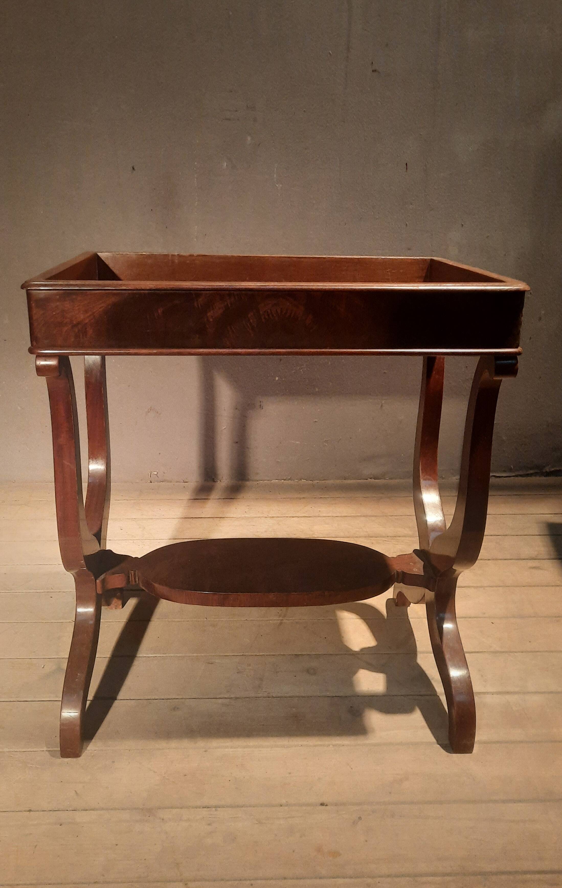 Table d appoin à cuvette t en acajou